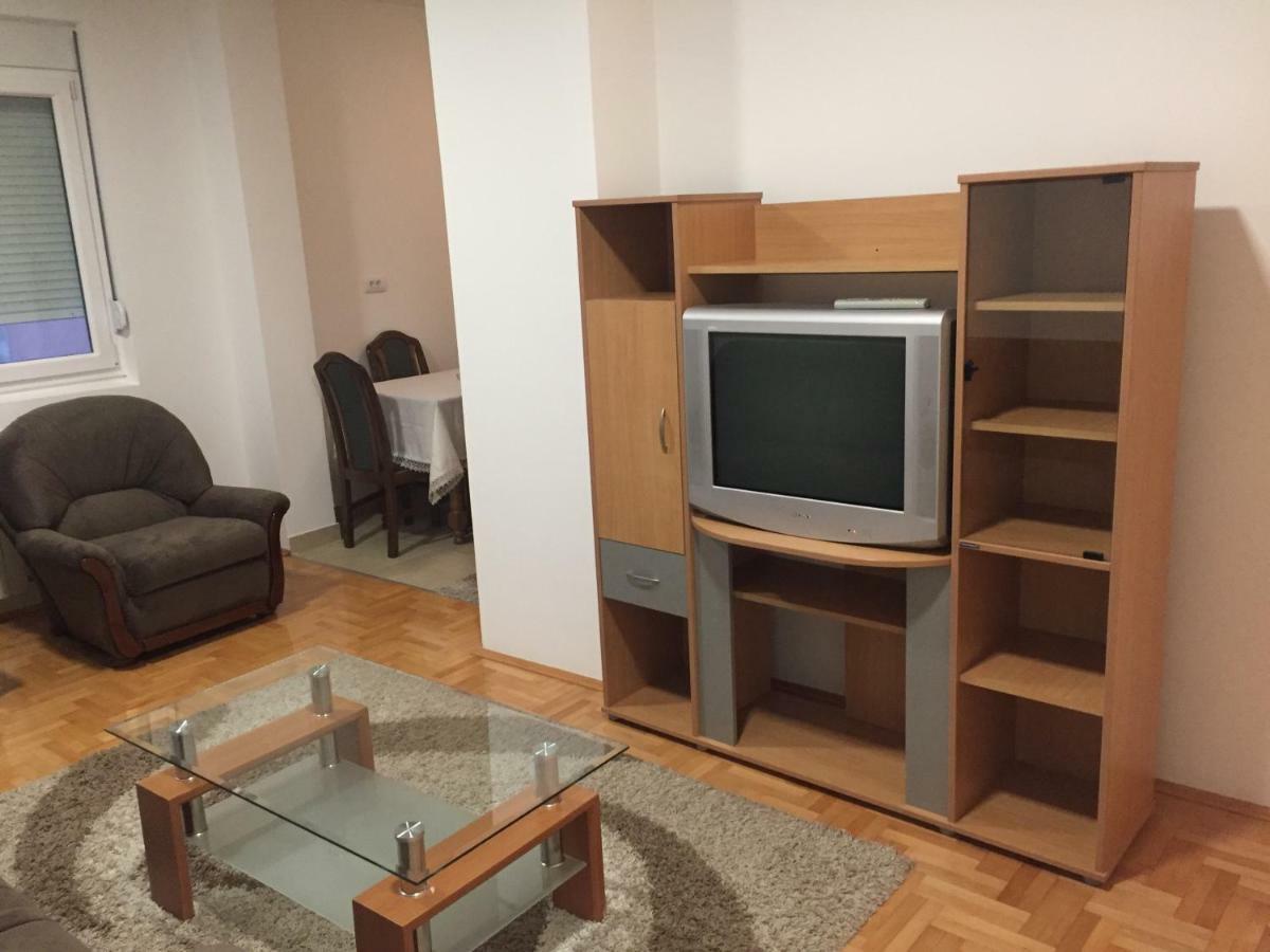 Stan Na Dan Centar Appartement Šabac Buitenkant foto